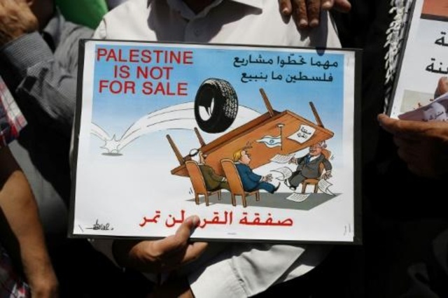 فلسطينيون يتظاهرون في رام الله ضد مؤتمر المنامة 