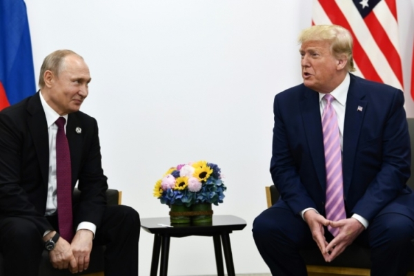 الرئيسان الأميركي دونالد ترمب (يمين) والروسي فلاديمير بوتين خلال لقاء على هامش قمة مجموعة العشرين في أوساكا في 28 يونيو 2019 