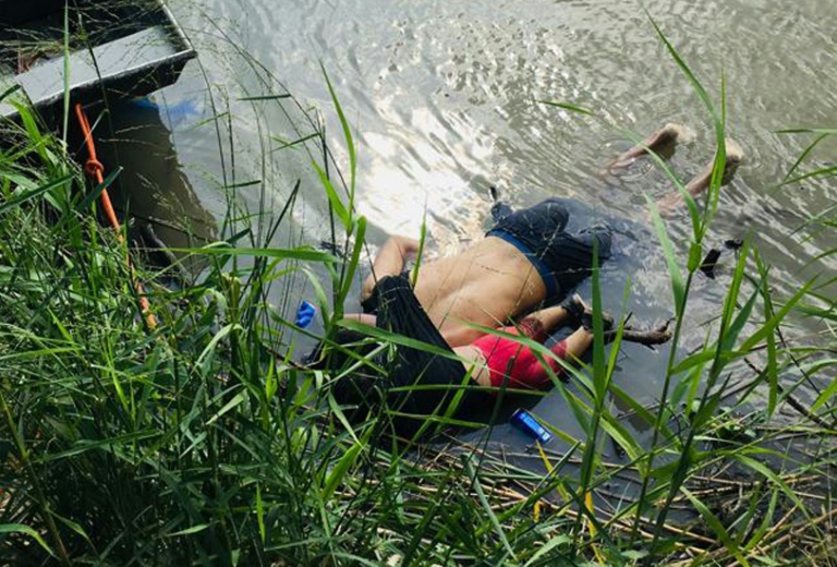صورة لجثة مهاجر سلفادوري وابنته غارقان اثناء محاولتهما عبور نهر ريو غراند في ماتاموروس في ولاية كواهويلا في 24 يونيو 2019