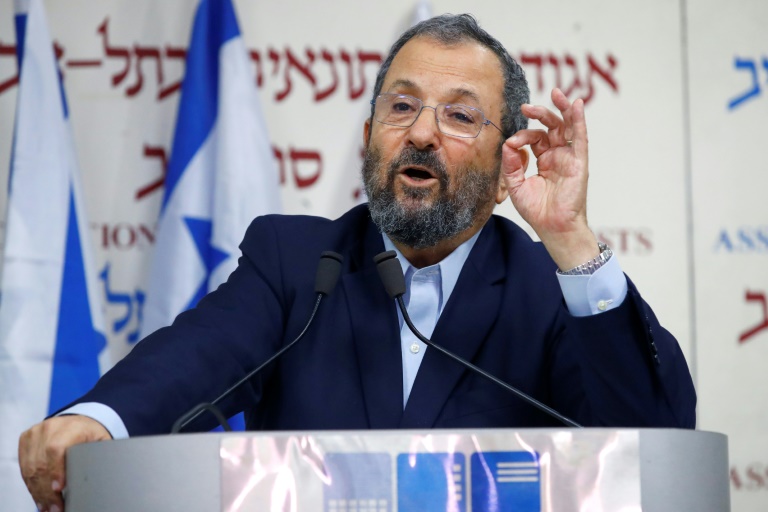رئيس الوزراء الإسرائيلي السابق إيهود أولمرت معلناً تشكيل حزب جديد خلال مؤتمر صحافي في تل أبيب في 26 يونيو