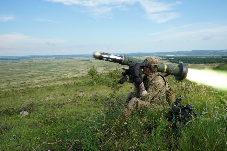 صورة وزعها الجيش الأميركي تظهر أحد جنوده يطلق صاروخ جافلين المضاد للدروع أثناء مناورة حربية قرب فيربالوتا في المجر في 5 حزيران/يونيو 2019.