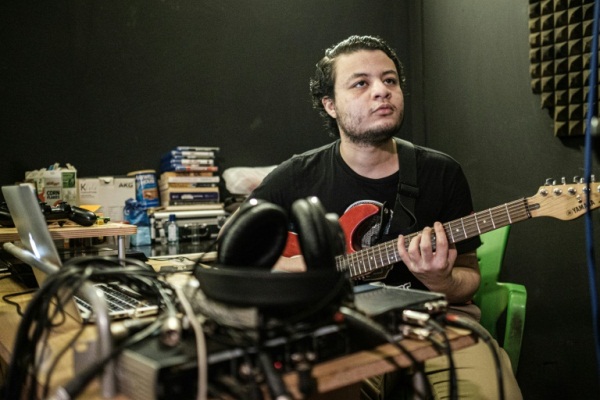 المؤلف الموسيقي وعازف الغيتار السوداني أمجد بدر يعزف في كابيتال راديو في الخرطوم