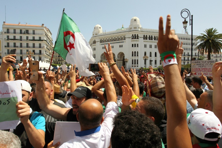 متظاهرون جزائريون خلال مسيرة الجمعة 21 حزيران/يونيو 2019 في العاصمة.