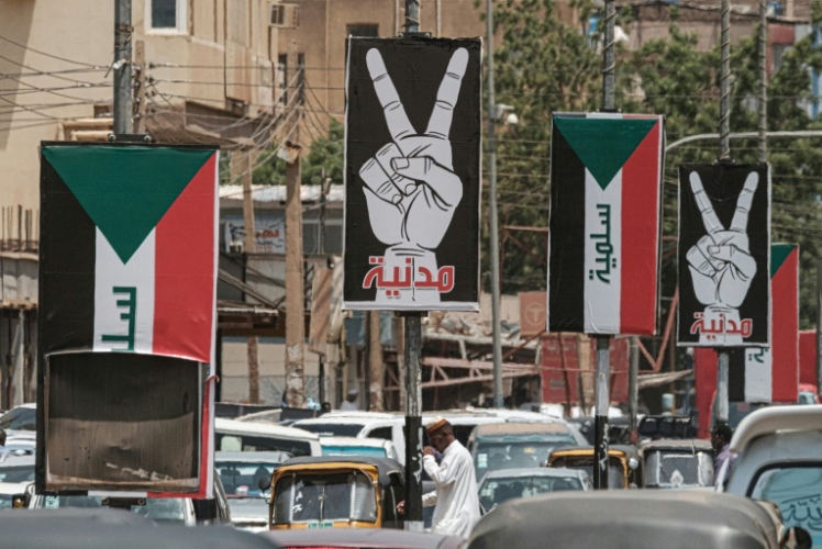 لافتات تحمل شعارات الحركة الاحتجاجية في الخرطوم في 15 يونيو 2019