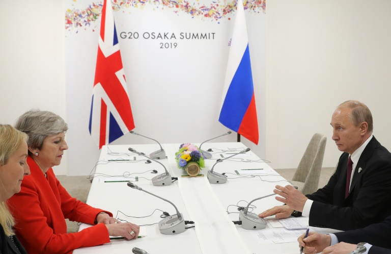 الرئيس الروسي فلاديمير بوتين ورئيسة الوزراء البريطانية تيريزا ماي في لقاء على هامش قمة العشرين في أوساكا في 28 حزيران/يونيو 2019 