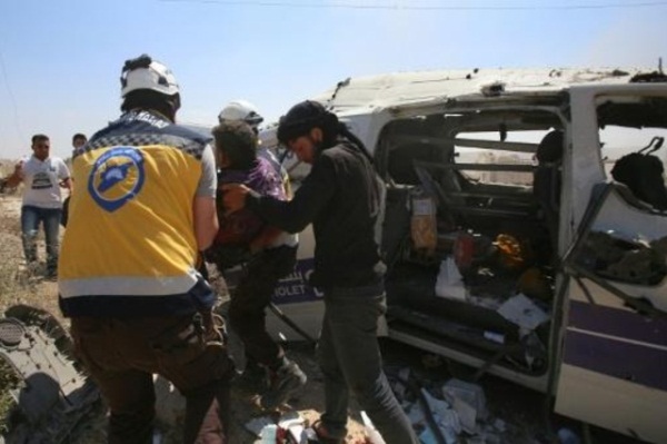 مسعفون سوريون في موقع استهداف غارة جوية لسيارة إسعاف في بلدة معرة النعمان 20 يونيو