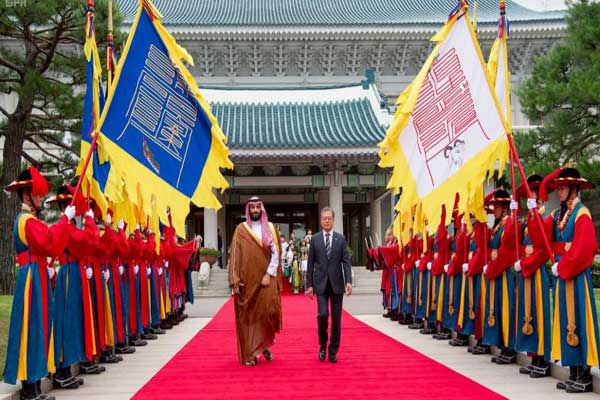 جانب من مراسم الاستقبال التي أجريت لولي العهد السعودي الأمير محمد بن سلمان في القصر الأزرق الرئاسي بالعاصمة الكورية سيول (واس)