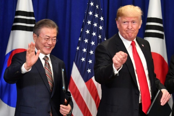 الرئيس الأميركي دونالد ترمب ونظيره الكوري الجنوبي مون جاي-اين في نيويورك في 24 سبتمبر 2018 