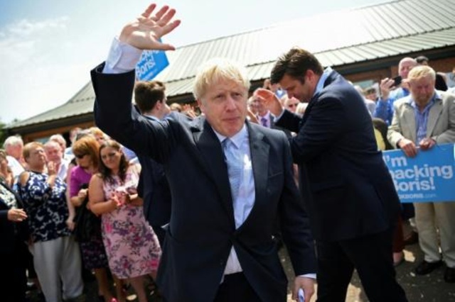 بوريس جونسون يلوح لانصاره في الحزب المحافظ بعد تجمع انتخابي جنوب غرب بريطانيا في 28 حزيران/يونيو 2019