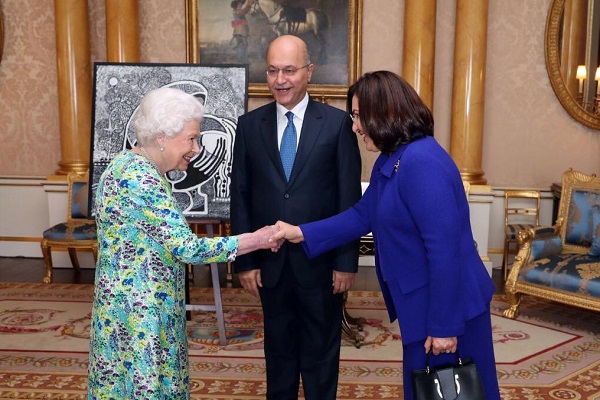 عقيلة الرئيس العراقي تصافح الملكة اليزابيث الثانية