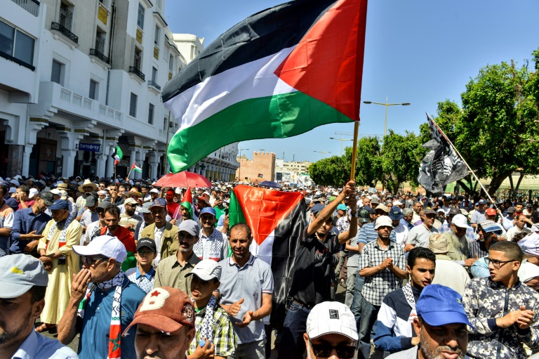 آلاف المتظاهرين في العاصمة المغربية الرباط في 23 يونيو 2019 تعبيرا عن رفضهم لمؤتمر البحرين الذي ستعرض فيه واشنطن الشق الاقتصادي من خطة سلام بين الفلسطينيين والاسرائيليين