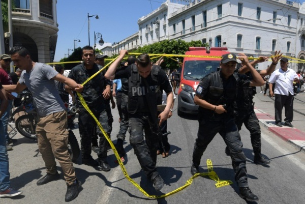 الشرطة التونسية في موقع الهجوم بشارع رئيسي بوسط العاصمة في 27 يونيو 2019