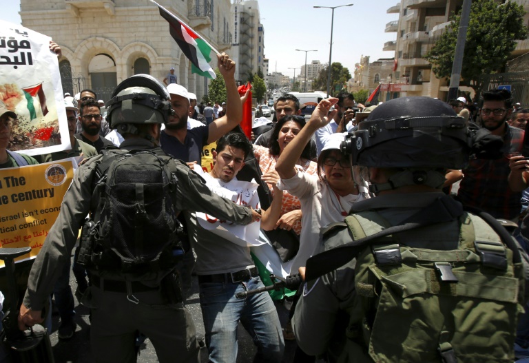 صدامات بين متظاهرين فلسطينيين وقوات الامن الاسرائيلية خلال تظاهرة ضد مؤتمر البحرين، في بيت لحم بالضفة الغربية المحتلة في 25 حزيران/يونيو 2019.