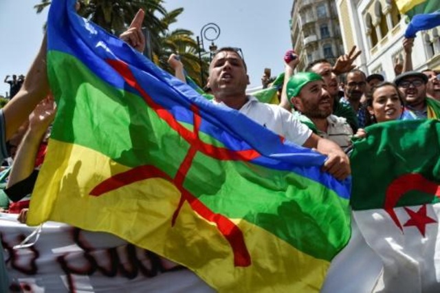 متظاهرون في الجزائر العاصمة رفعوا راية الامازيغ والعلم الوطني الجمعة في 21 حزيران/يونيو 2019