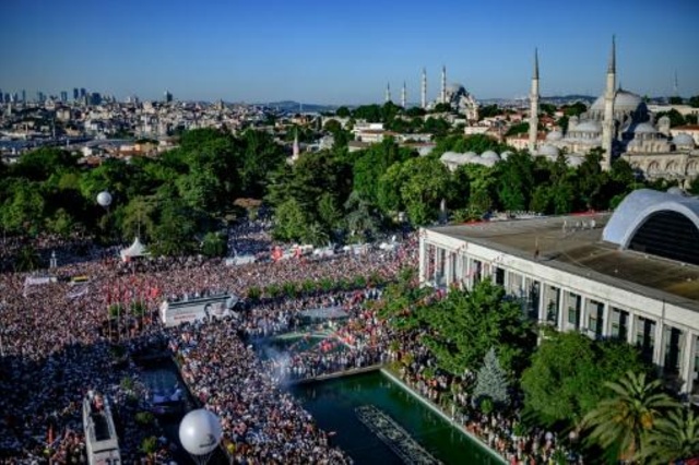 مشهد عام للجمهور الذي احتشد خلال تسلم إمام أوغلو المعارض مفاتيح بلدية اسطنبول يوم الخميس