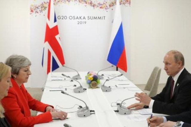 الرئيس الروسي فلاديمير بوتين ورئيسة الوزراء البريطانية تيريزا ماي في لقاء على هامش قمة العشرين في أوساكا