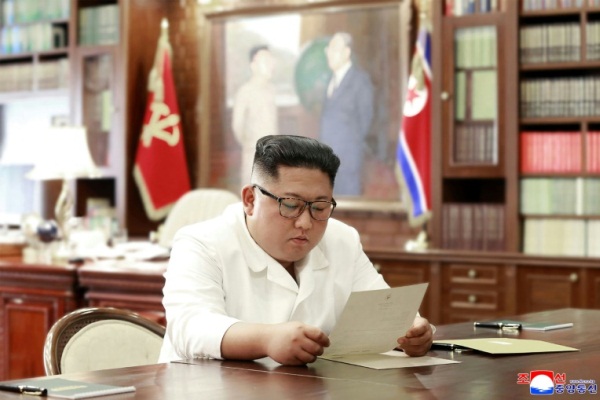 صورة نشرتها وكالة الأنباء الكورية الشمالية الرسمية في 23 يونيو 2019 يظهر فيها الزعيم الكوري الشمالي كيم جونغ أون يقرأ رسالة الرئيس الأميركي دونالد ترمب