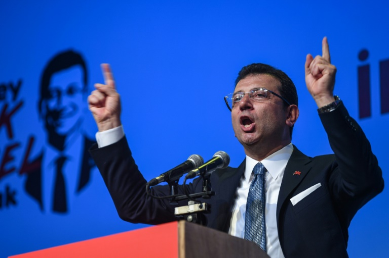 مرشح المعارضة التركية لانتخابات اسطنبول اكرام امام اوغلو يلقي كلمة خلال تجمّع انتخابي في اسطنبول في 22 أيار/مايو 2019