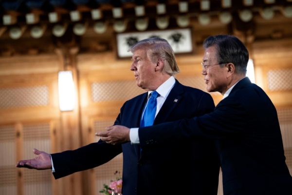 الرئيس الكوري الجنوبي مون جاي-إن (يمين) مستقبلا نظيره الأميركي دونالد ترمب في القصر الرئاسي في سيول
