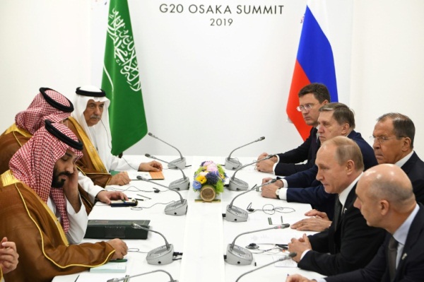 ولي العهد السعودي محمد بن سلمان (يسار) يحضر اجتماعا مع الرئيس الروسي فلاديمير بوتين على هامش قمة مجموعة العشرين في أوساكا بتاريخ 29 يونيو 2019