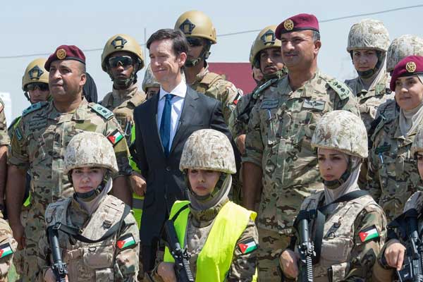 الوزير البريطاني مع ضباط أردنيين في مخيم الزعتري