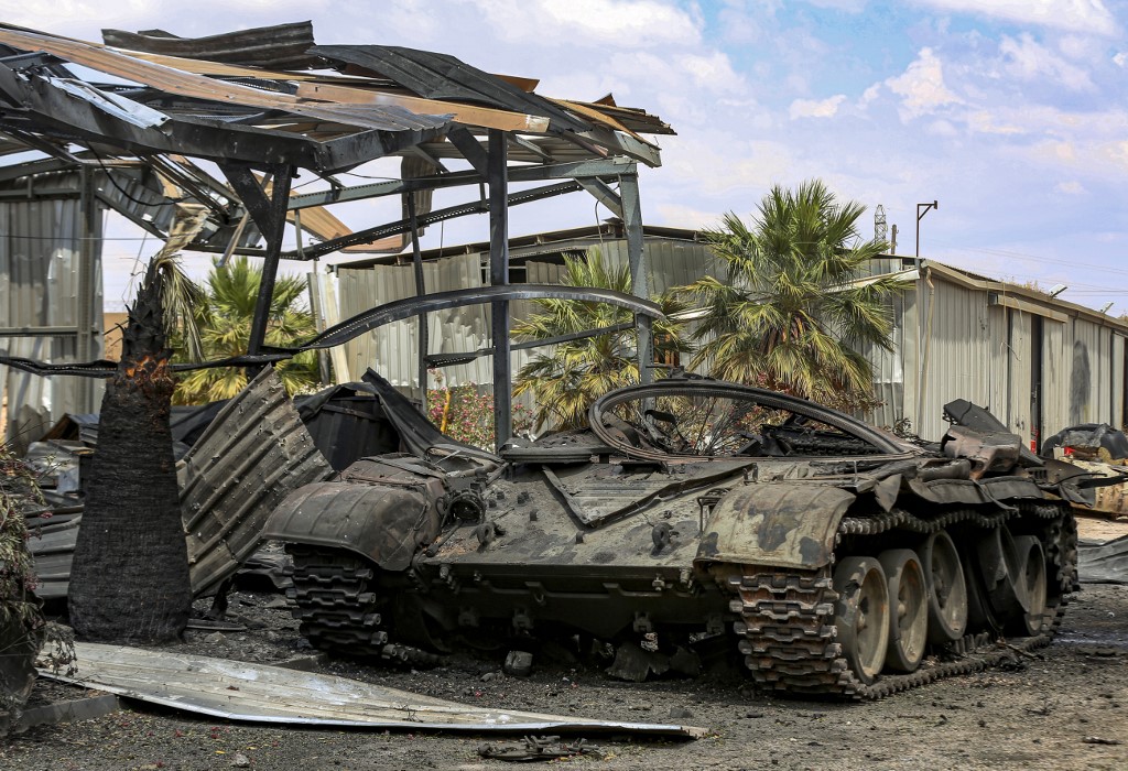 دبابة مدمّرة في غريان الليبية بعد خسارة قوات حفتر للمدينة