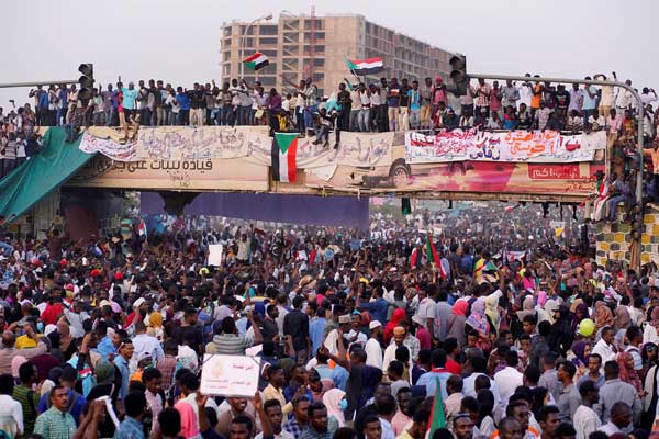 السودانيون يطالبون بحكومة مدنية