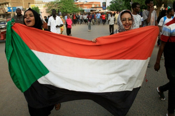 متظاهرتان ترفعان العلم السوداني في الخرطوم في 30 يونيو 2019