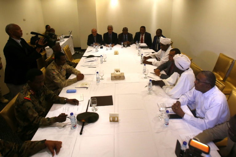 ممثلون عن الحركة الاحتجاجية والمجلس العسكري الحاكم يجتمعون خلال جلسة مفاوضات في الخرطوم في 3 يوليو 2019