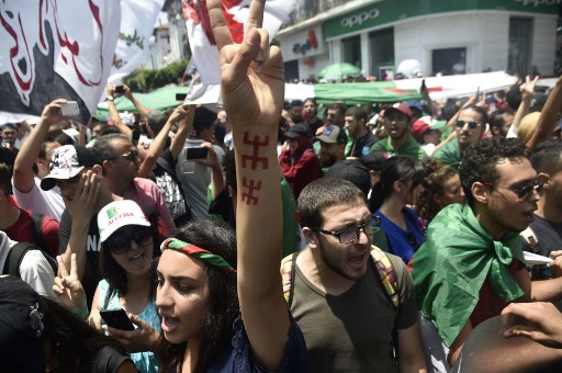 جزائريون يتظاهرون في وسط العاصمة