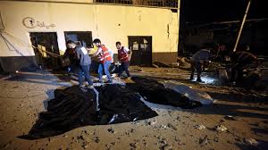 ارتفاع حصيلة قصف مركز إيواء مهاجرين قرب طرابلس إلى 53 قتيلًا