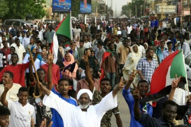 محتجون سودانيون في الخرطوم يوم الأحد 