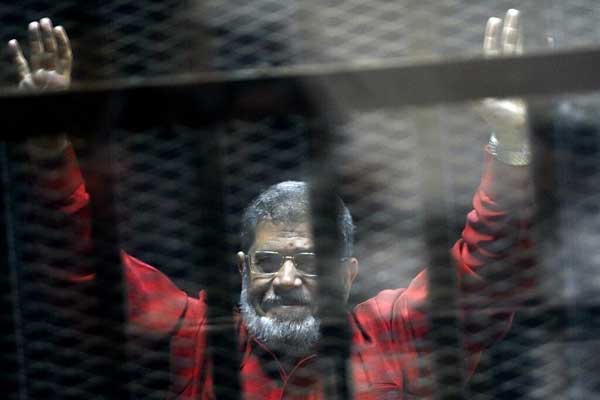 محمد مرسي أثناء إحدى جلسات محاكمته