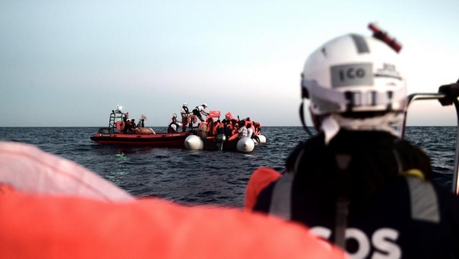 منظمة ألمانية تنفذ 65 مهاجرًا قبالة سواحل ليبيا