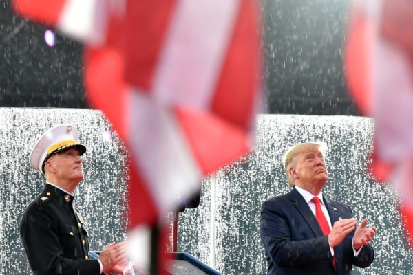 الرئيس الأميركي دونالد ترمب ورئيس هيئة الأركان الأميركية المشتركة الجنرال جوزف دانفورد يشاهدان مقاتلات أثناء احتفال العيد الوطني في واشنطن في 4 يوليو 2019