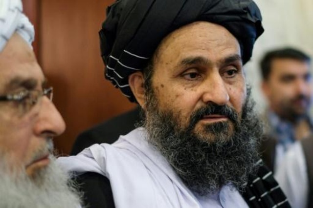 القيادي في طالبان عبد الغني بارادار خلال مشاركته في محادثات مع شخصيات سياسية افغانية في موسكو