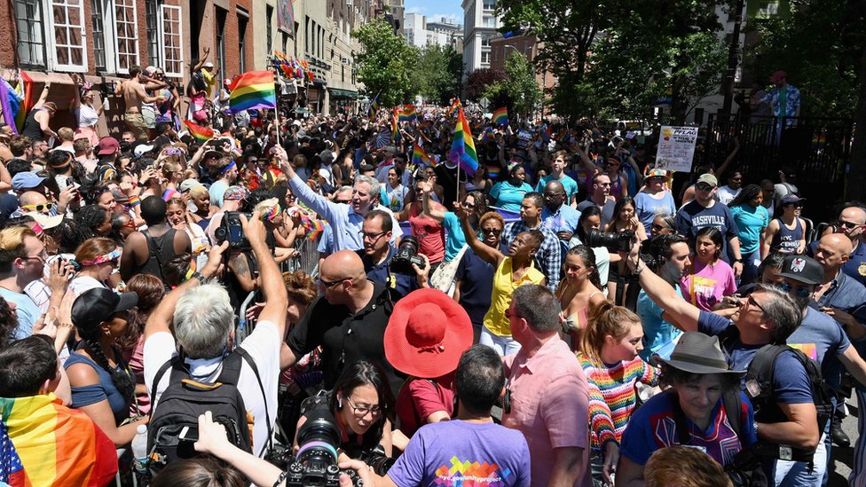 مسيرة الفخر للمثليين في نيويورك تشهد حضورا حاشدا