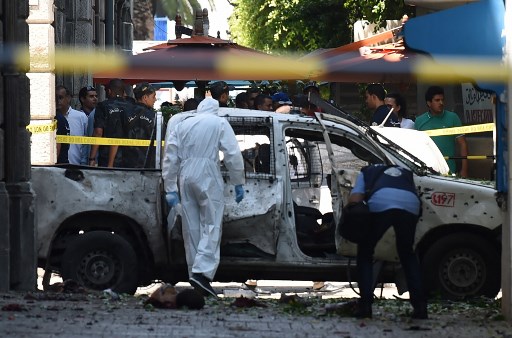 عربة متضررة من التفجير الانتحاري الذي جدّ الخميس في العاصمة التونسية