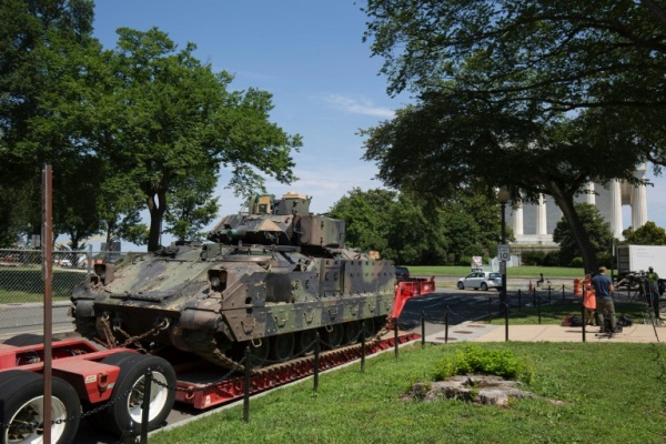 دبابة ام 1 من طراز ابرامس قرب نصب لينكولن في 3 يوليو 2019 في واشنطن