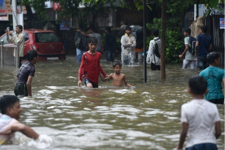 15 قتيلاً على الأقل بانهيار جدار جراء أمطار غزيرة في بومباي