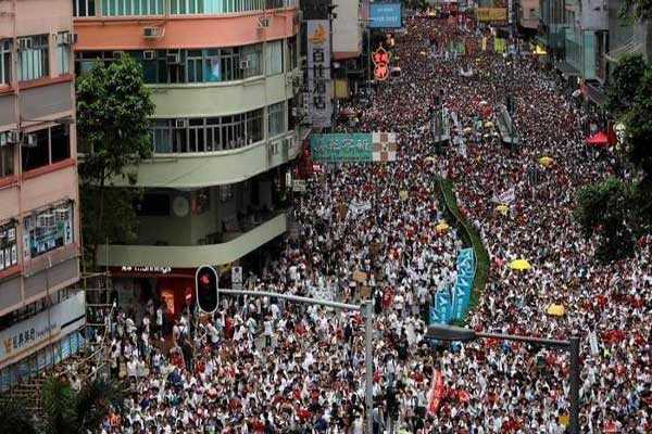 هونغ كونغ: متظاهرون يحاولون اقتحام البرلمان