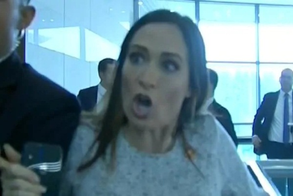 صور لشبكة سي ان ان تناقلتها وسائل الاعلام العالمية للمتحدثة خلال الشجار 