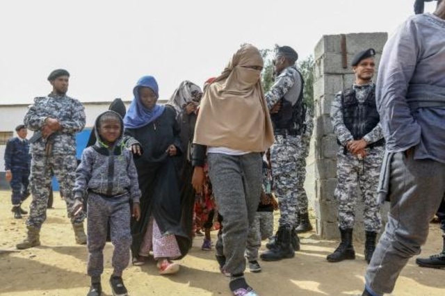 مهاجرون يتوجّهون للقاء الأمين العام للأمم المتحدة خلال زيارته مركز احتجاز عين زارة للمهاجرين في طرابلس في أبريل الماضي