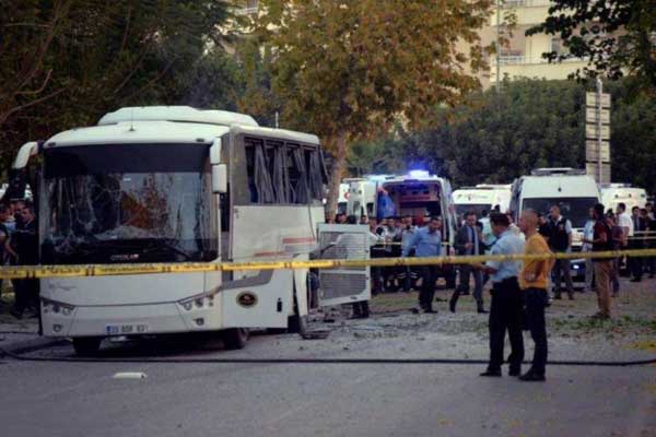 مقتل شخصين في انفجار سيارة مفخخة في بلدة تركية قرب حدود سوريا