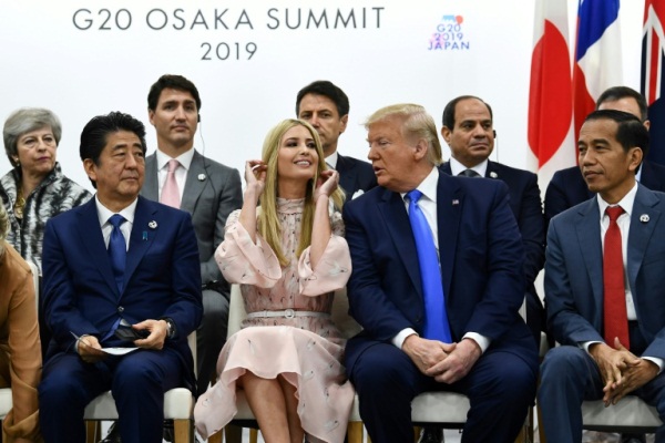 مستشارة الرئيس الاميركي وابنته ايفانكا ترمب (وسط) متوسطة دونالد ترمب ورئيس وزراء اليابان شينزو آبي في اوساكا خلال قمة مجموعة العشرين في 29 يونيو 2019