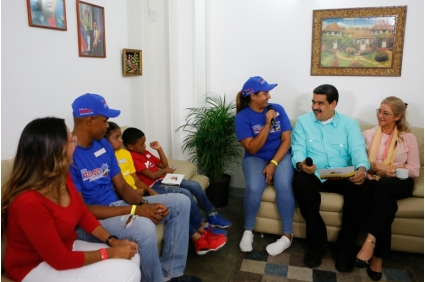 صورة نشرتها الرئاسة الفنزويلية للرئيس نيكولاس مادورو وزوجته سيليا فلوريس في القصر الرئاسي في كراكاس في 11 يوليو 2019