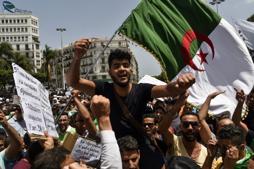 طلاب جزائريون يتظاهرون وسط العاصمة يوم الثلاثاء 