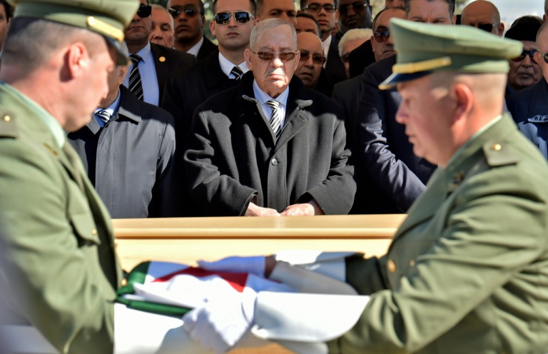 رئيس أركان الجيش الجزائري الفريق احمد قايد صالح (وسط) في 6 فبراير 2019 في العاصمة الجزائرية