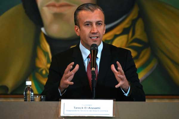 نائب الرئيس الفنزويلي وزير الصناعة طارق العيسمي في مؤتمر صحافي في كراكاس بتاريخ 10 مايو 2019