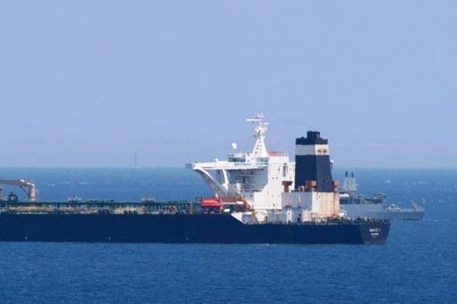 سفينة بريطانية تجري دورية قرب ناقلة النفط العملاقة 